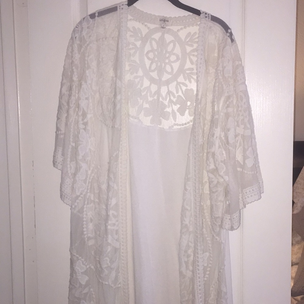 HLSR24. Umgee white lace duster with tie front